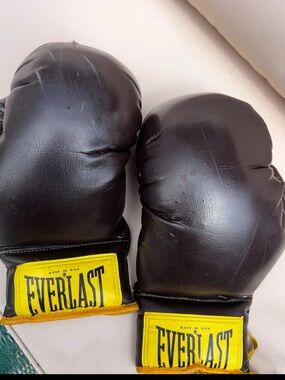 Vintage Everlast #2924 Boxing Gloves Dark Maroon Lace Up one Pair